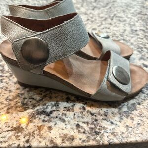 Taos Footwear Light Gray Leather Wedge Sandals with Silver Buttons